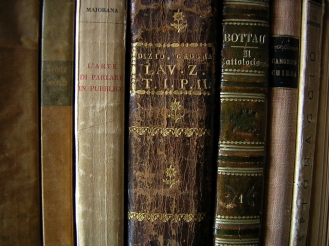 library-1480438-640x480